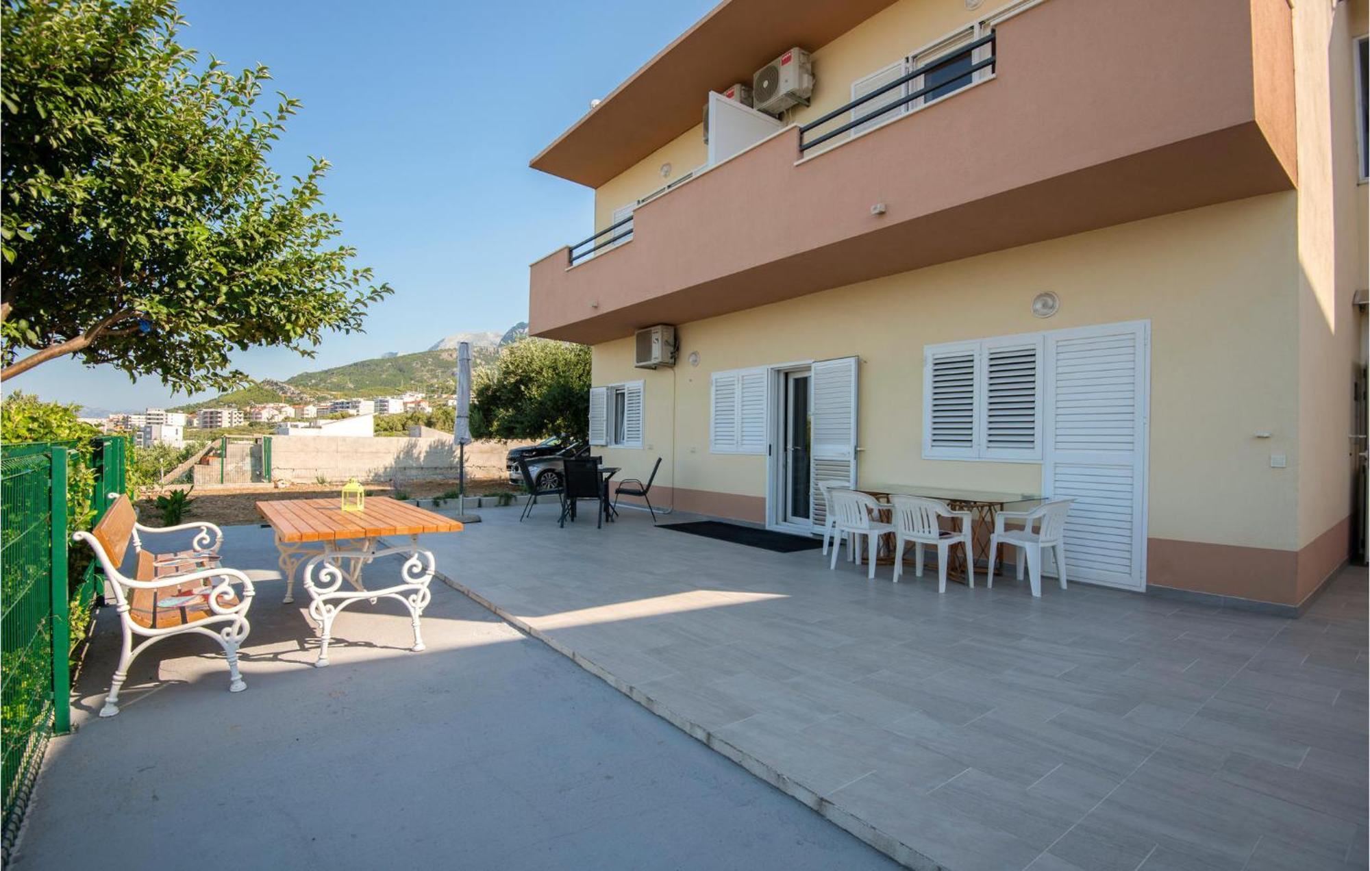 Stunning Apartment In Makarska With Kitchen Exterior photo